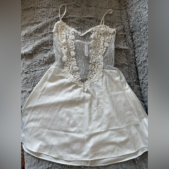 Elegant White Lace Chemise - Picture 3 of 8